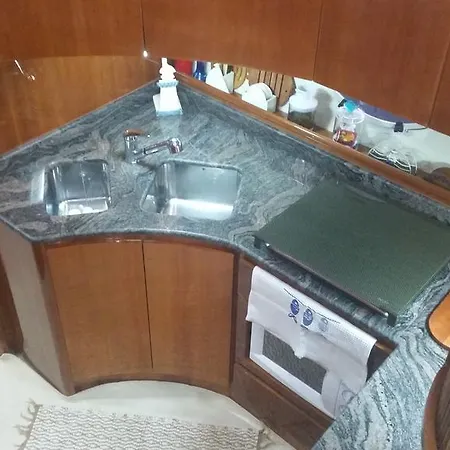 Wallis Azimut 40 Hotel na wodzie *